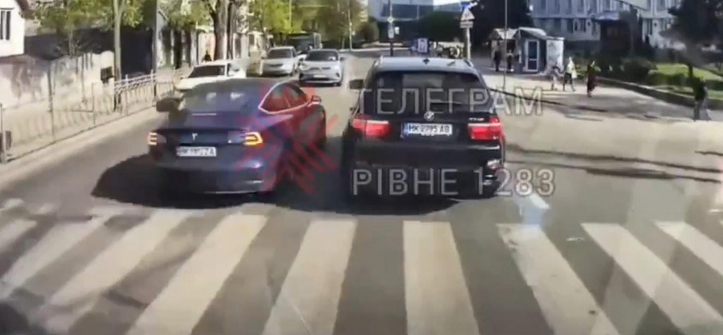 У Рівному водій Tesla їхав по зустрічній і отримав протокол (ВІДЕО) 0000