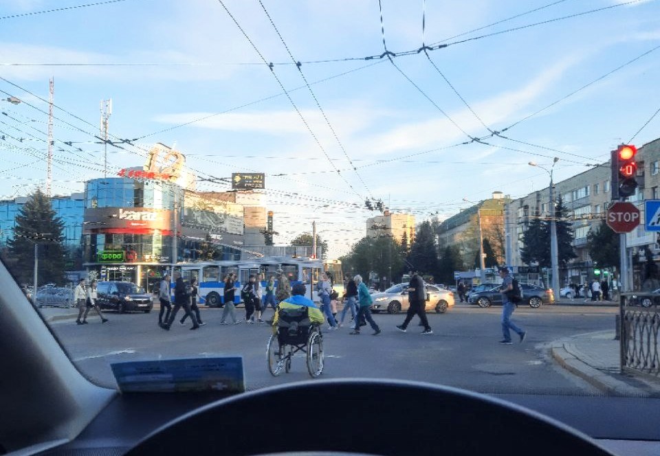 У Рівному патрульні склали протокол на чоловіка в інвалідному візку (ФОТО, ВІДЕО) 0000