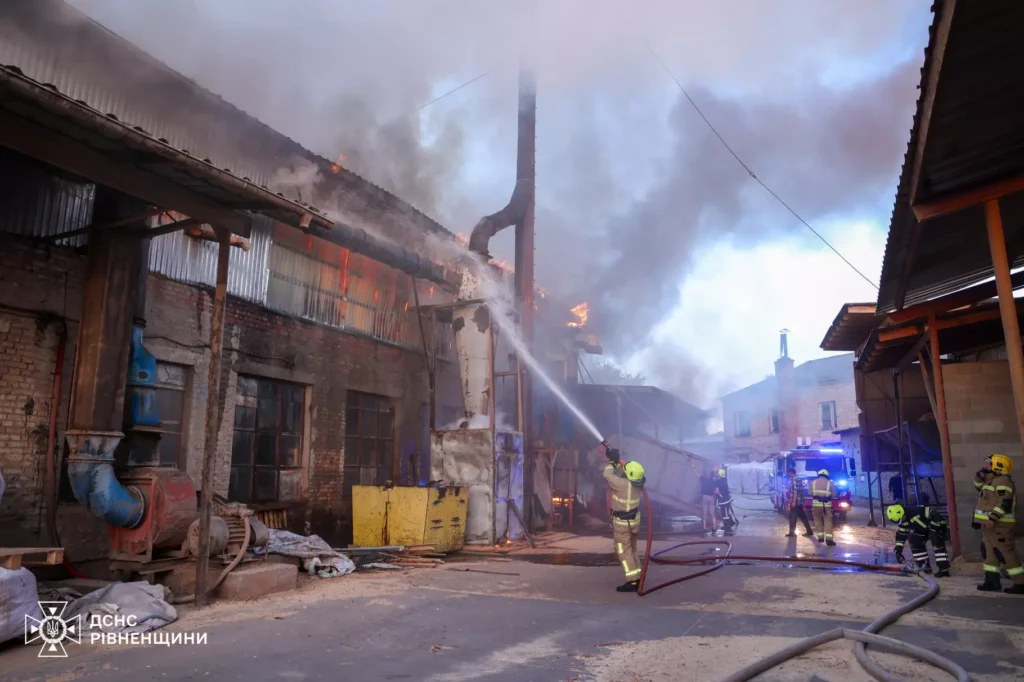 1 Майже півсотні рятувальників понад 6 годин гасили пожежу у промзоні Рівного (ФОТО, ВІДЕО)