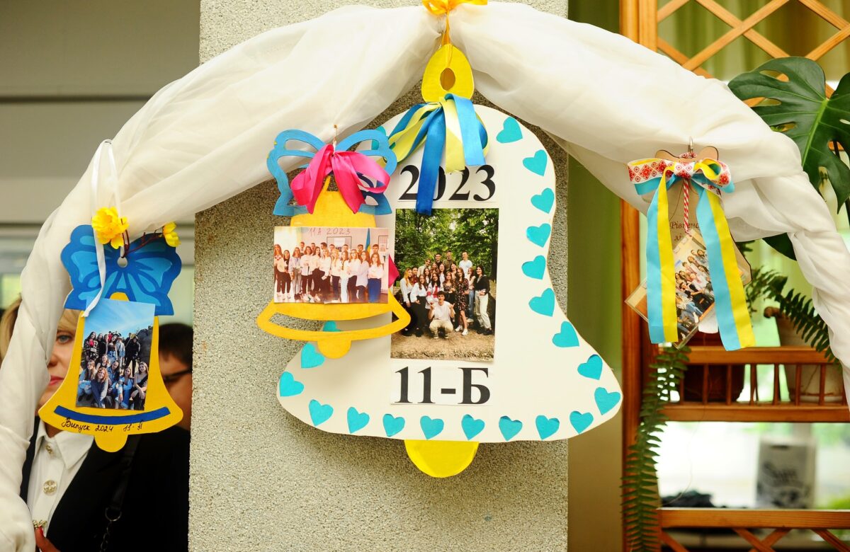 Випускники Рівного станцювали прощальний вальс (ВІДЕО)