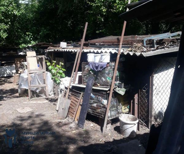 У Рівному чоловік поблизу озера засмітив територію