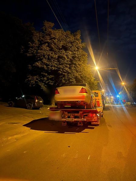 1 Зачепив три автомобілі та врізався у паркан: У Рівному нетверезий водій втікав від патрульних (ВІДЕО)