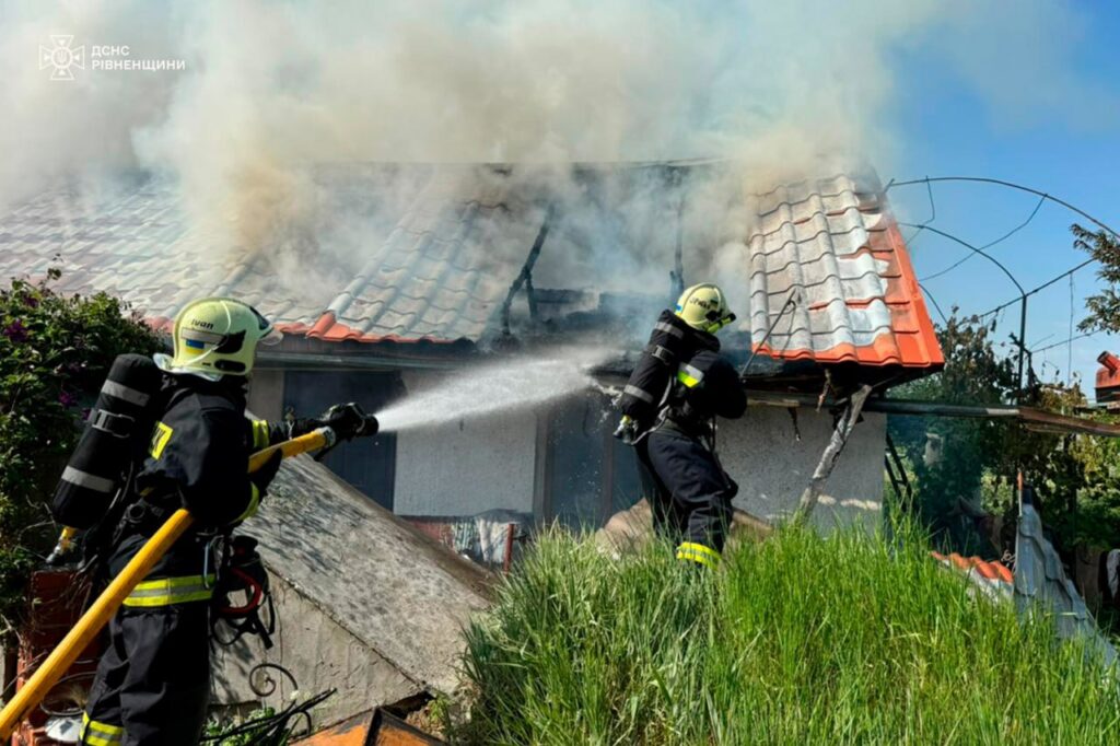 1 На Рівненщині вогнеборці врятували будинок