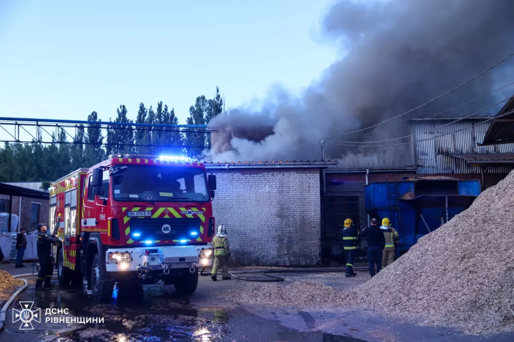 1 Майже півсотні рятувальників понад 6 годин гасили пожежу у промзоні Рівного (ФОТО, ВІДЕО)