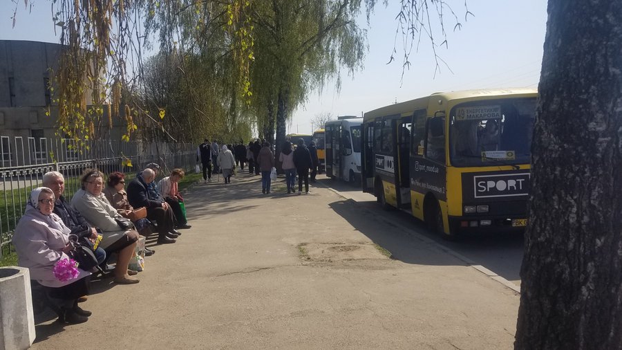 У Рівному на Провідну неділю до кладовища курсуватиме більше сотні одиниць громадського транспорту 0000