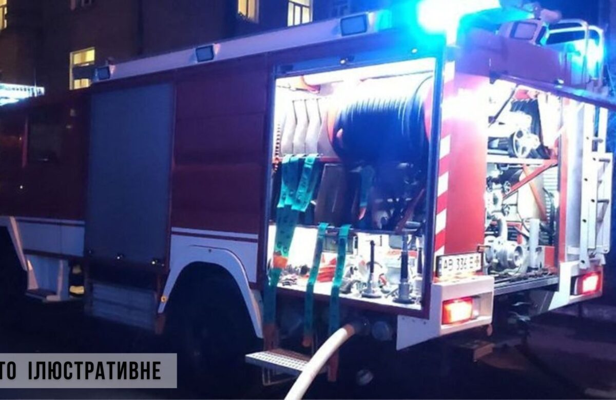 На Рівненщині під час пожежі рятувальники евакуювали жителів багатоповерхівки