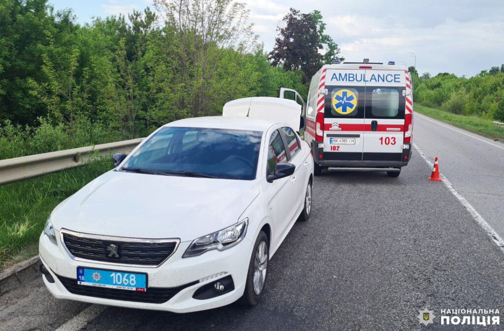 1 На узбіччі траси біля Рівного поліцейські виявили збитого пішохода (ФОТО, ВІДЕО)