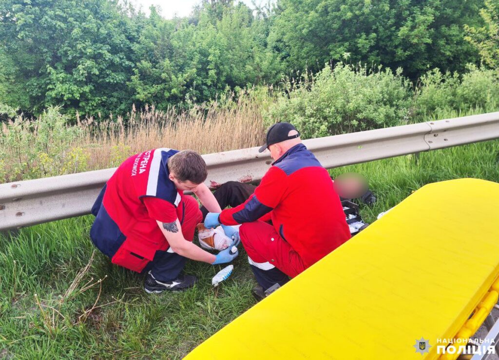 1 На узбіччі траси біля Рівного поліцейські виявили збитого пішохода (ФОТО, ВІДЕО)