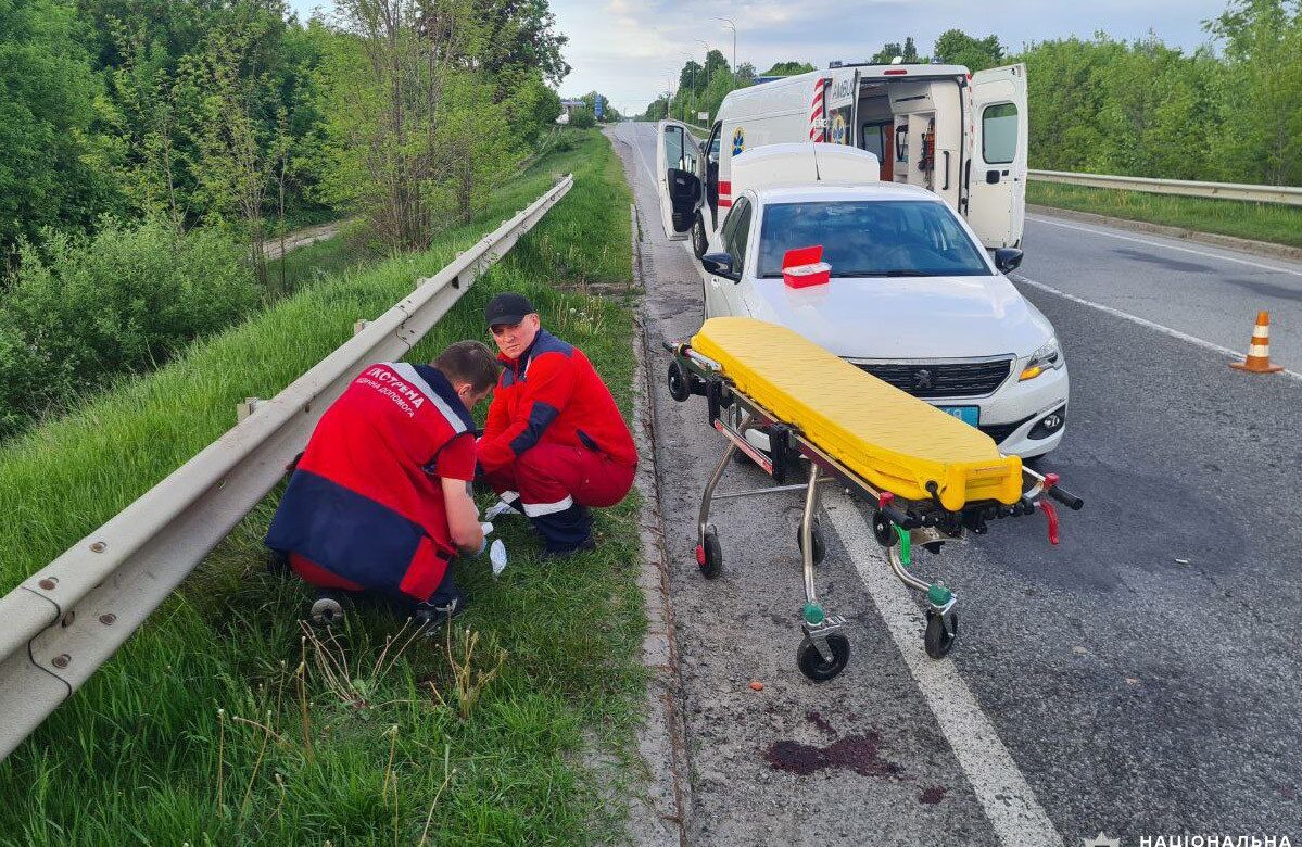 На узбіччі траси біля Рівного поліцейські виявили збитого пішохода (ФОТО, ВІДЕО)