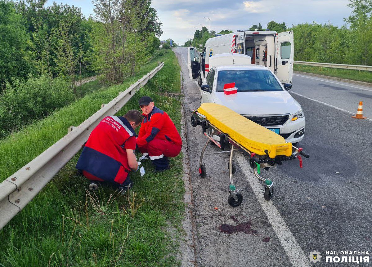 На узбіччі траси біля Рівного поліцейські виявили збитого пішохода (ФОТО, ВІДЕО) 0000