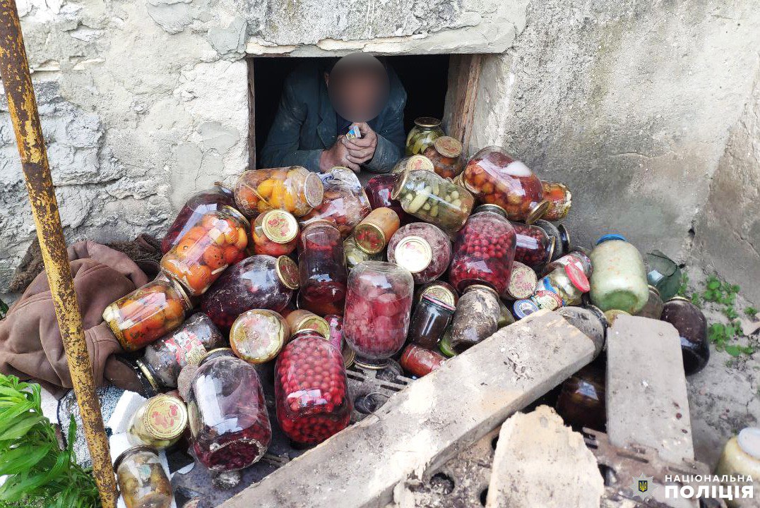 На Рівненщині злодій виніс усю консервацію і сам заблокував собі вихід краденим (ФОТО) 0000