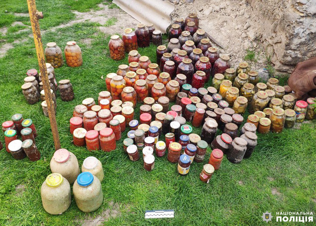 1 На Рівненщині злодій виніс усю консервацію і сам заблокував собі вихід краденим (ФОТО)