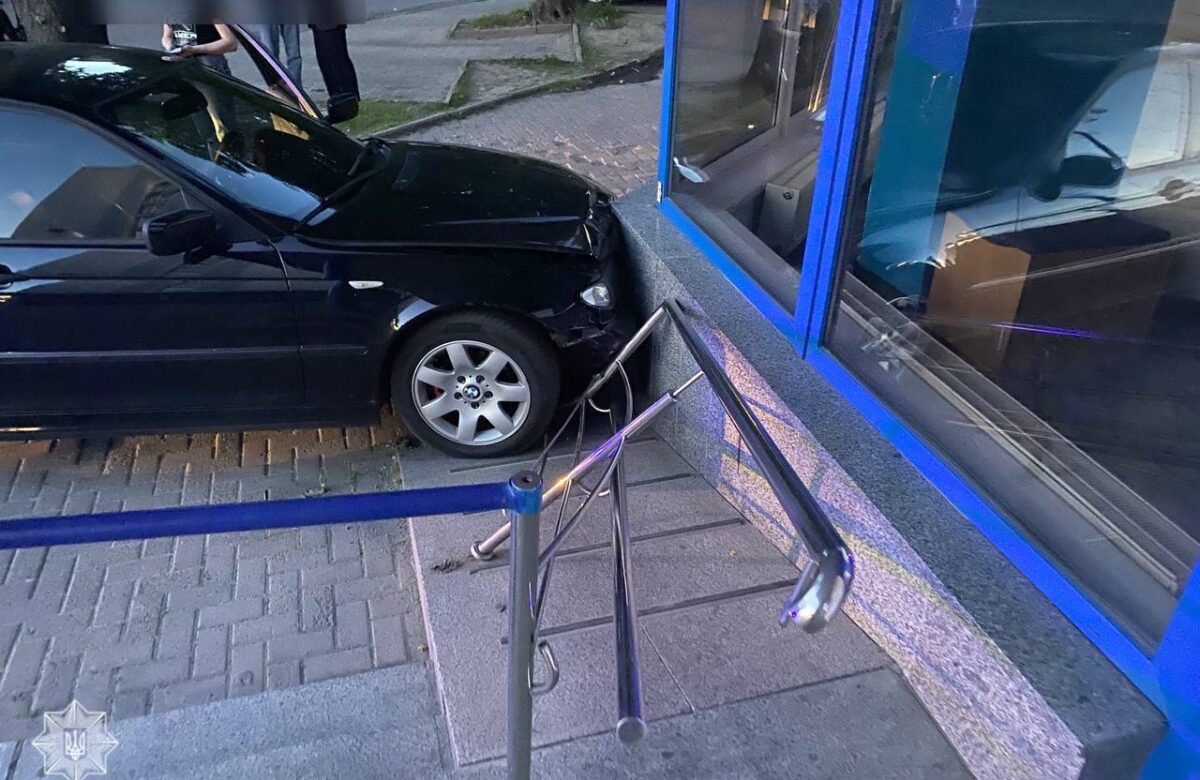 Водійка BMW в Рівному в’їхала в салон мобільного зв’язку (ФОТО)