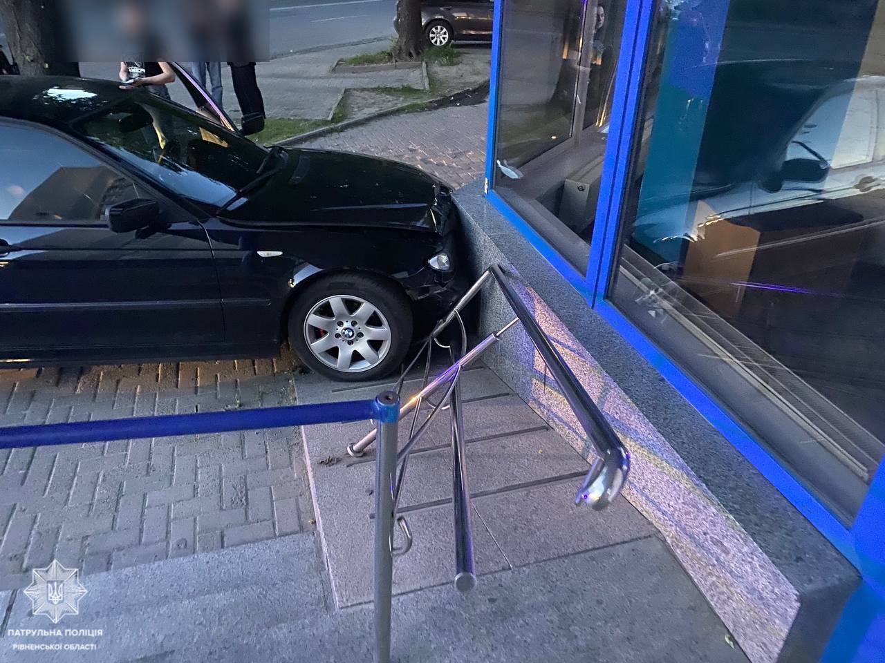 Водійка BMW в Рівному в’їхала в салон мобільного зв’язку (ФОТО) 0000