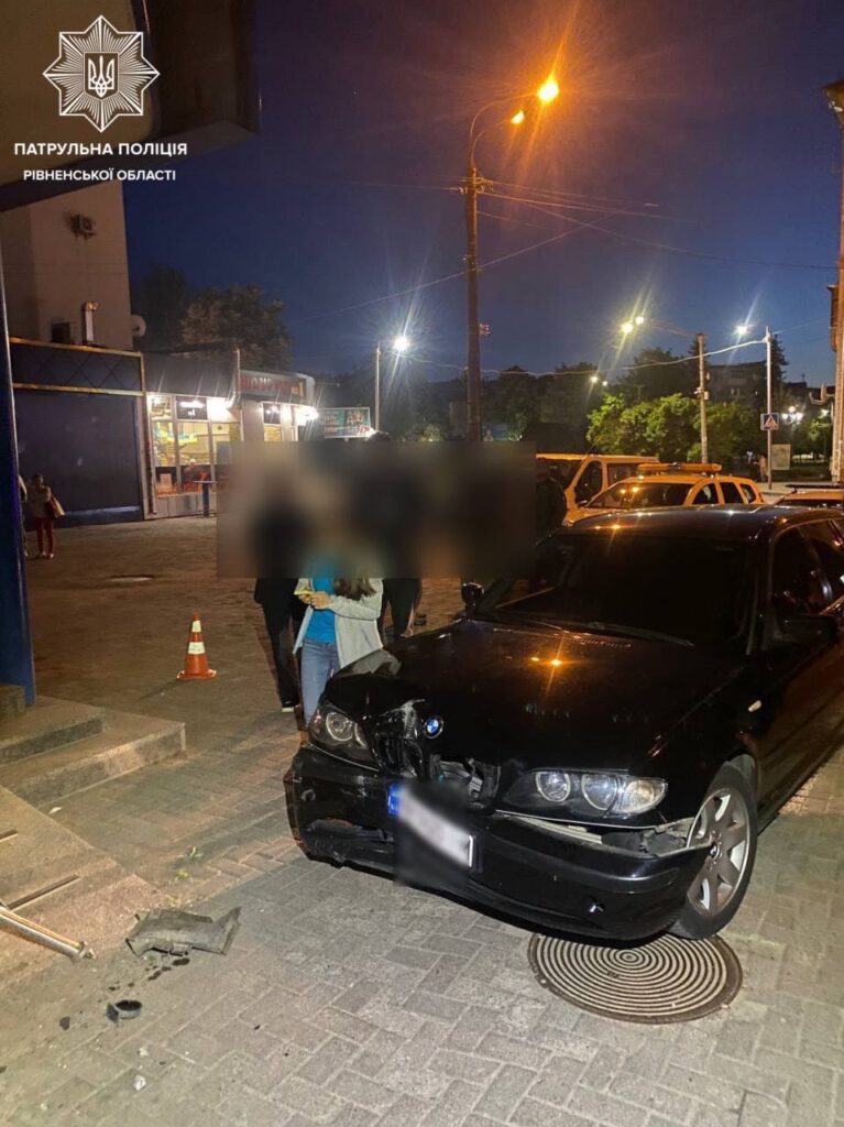 1 Водійка BMW в Рівному в'їхала в салон мобільного зв'язку (ФОТО)