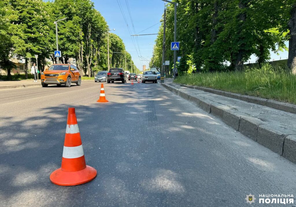 1 У Рівному пенсіонер на “жигулях” збив на переході неповнолітню