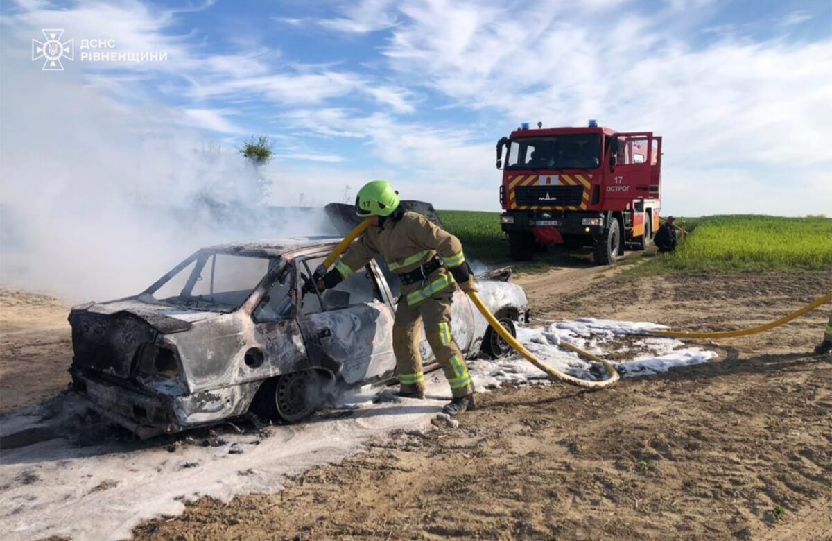 На Рівненщині у згорілій автівці знайшли тіло чоловіка