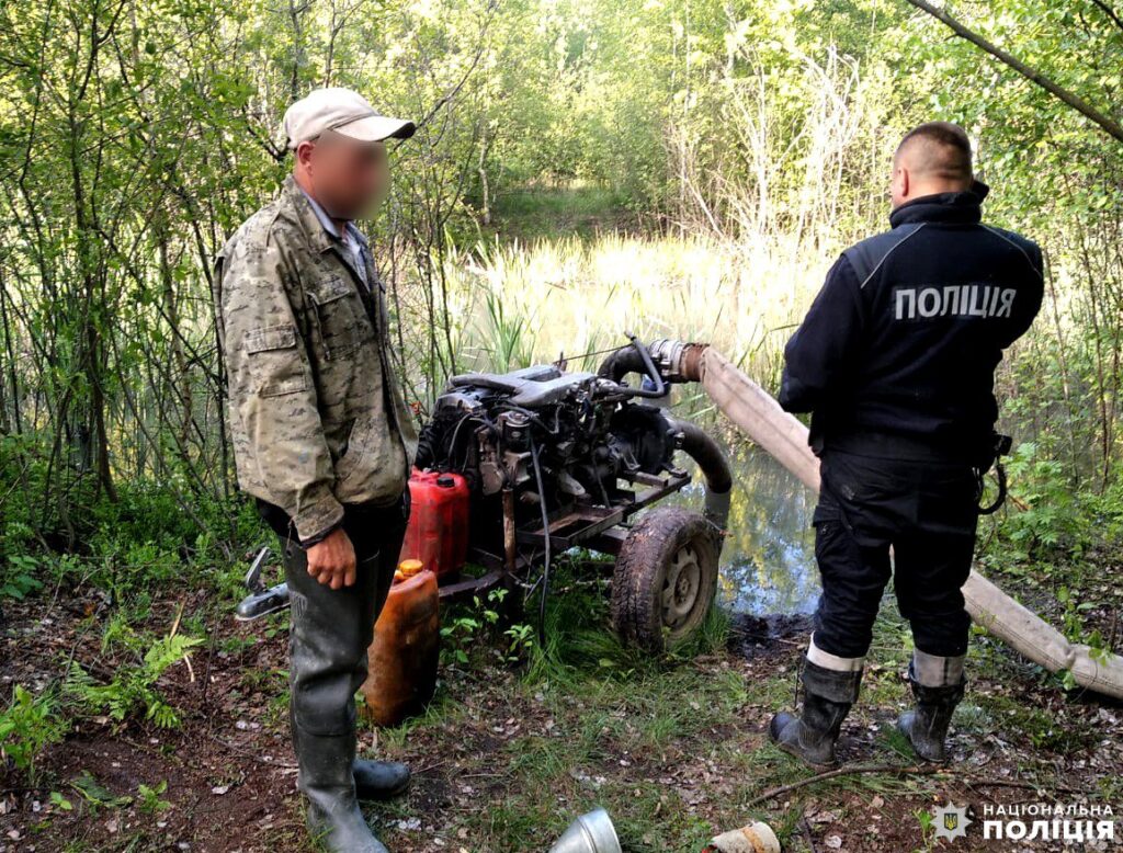 1 На Рівненщині затримали “на гарячому” нелегального бурштинокопача (ФОТО)
