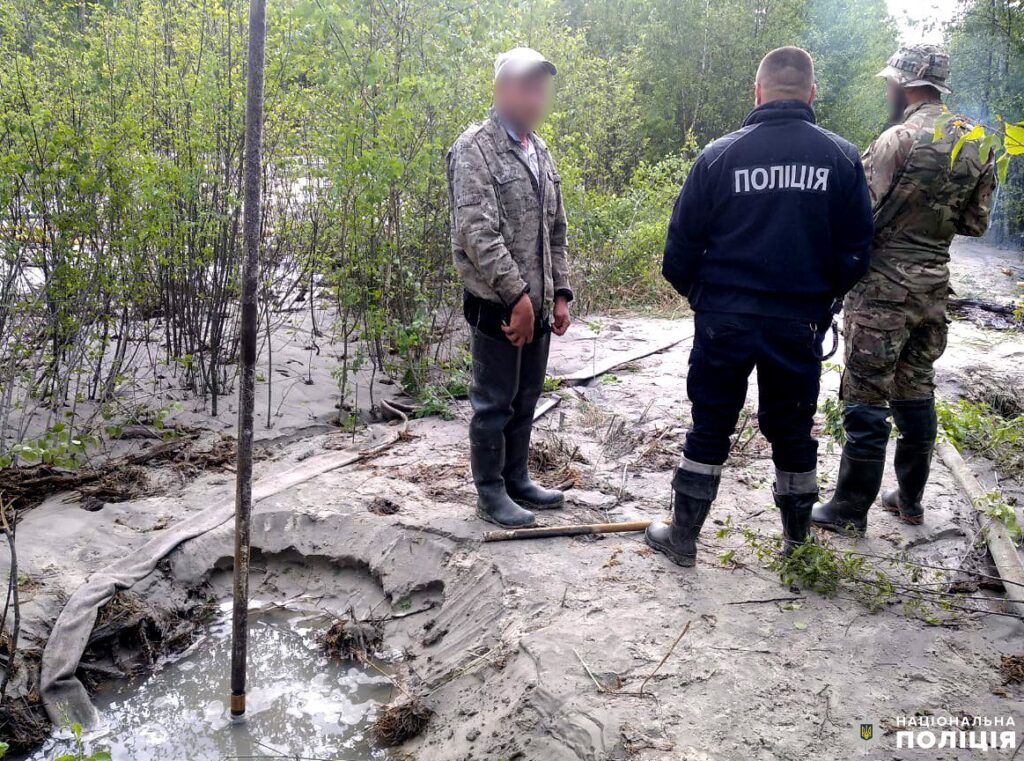 1 На Рівненщині затримали “на гарячому” нелегального бурштинокопача (ФОТО)