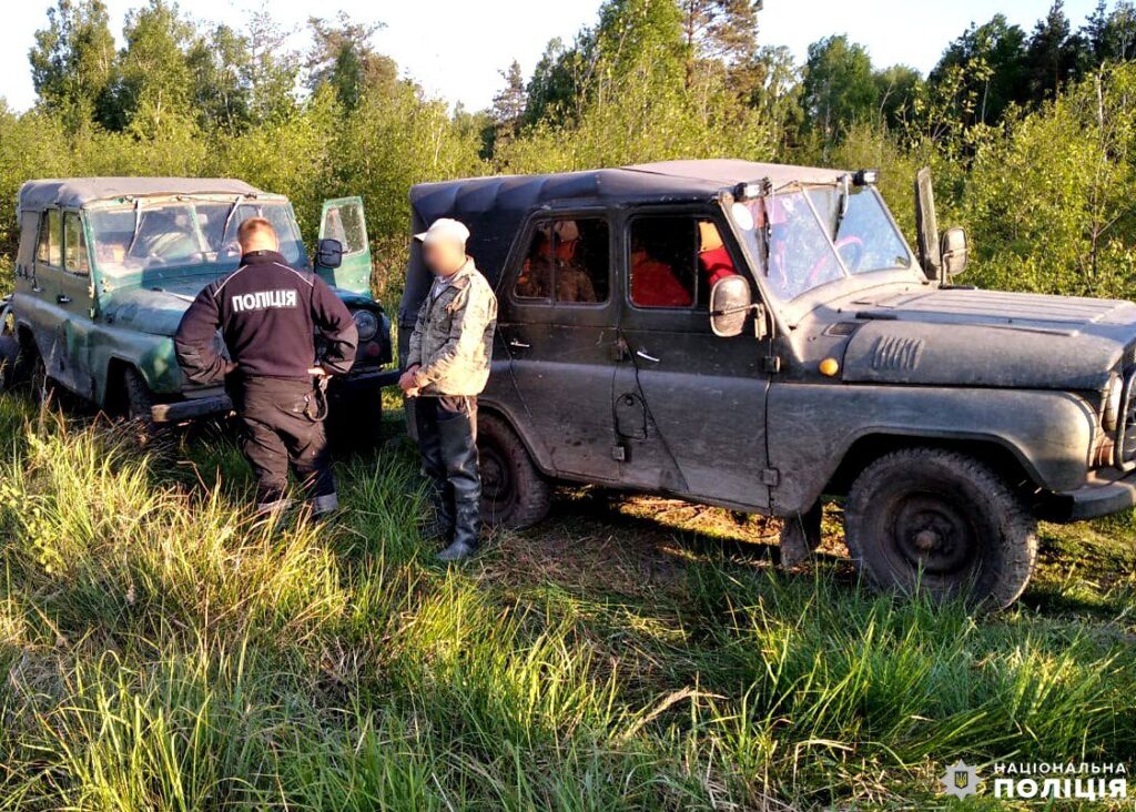 1 На Рівненщині затримали “на гарячому” нелегального бурштинокопача (ФОТО)