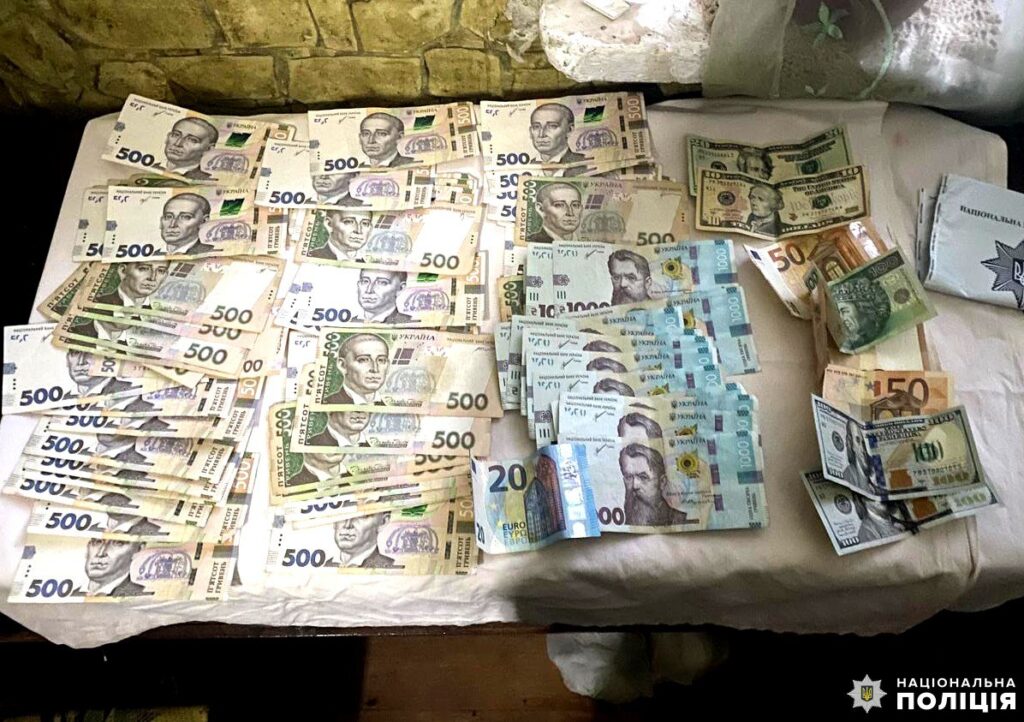 1 Повну сумку грошей викрала рівнянка на базарі (ФОТО)