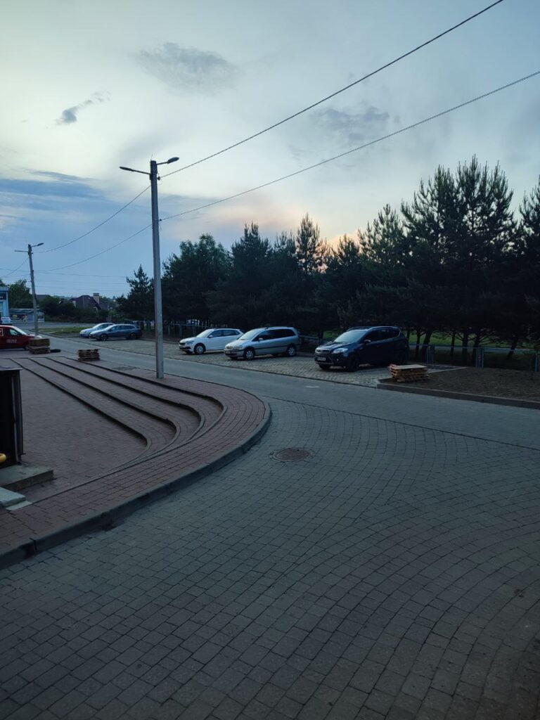 1 Мешканці рівненської багатоповерхівки самі збудували собі екопарковку (ФОТО)