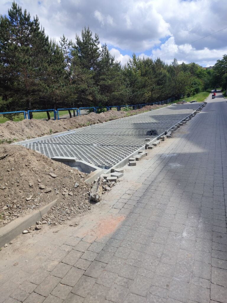 1 Мешканці рівненської багатоповерхівки самі збудували собі екопарковку (ФОТО)