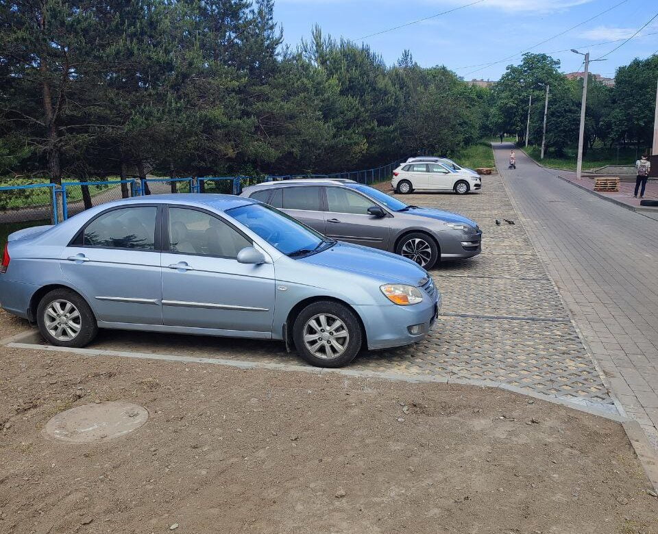 Мешканці рівненської багатоповерхівки самі збудували собі екопарковку (ФОТО)