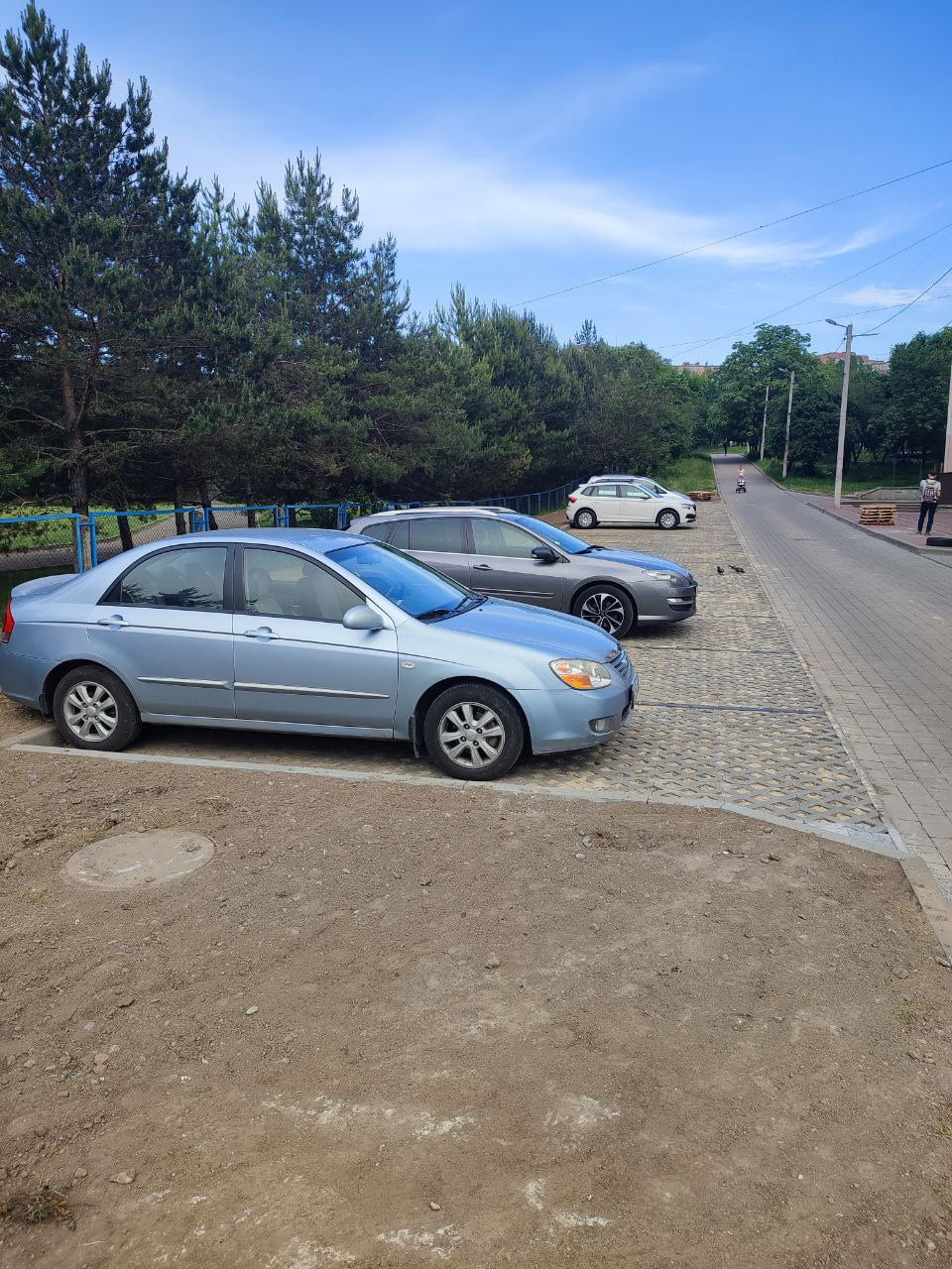 Мешканці рівненської багатоповерхівки самі збудували собі екопарковку (ФОТО) 0000