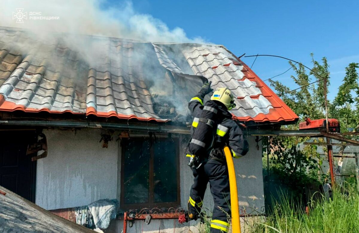 На Рівненщині вогнеборці врятували будинок