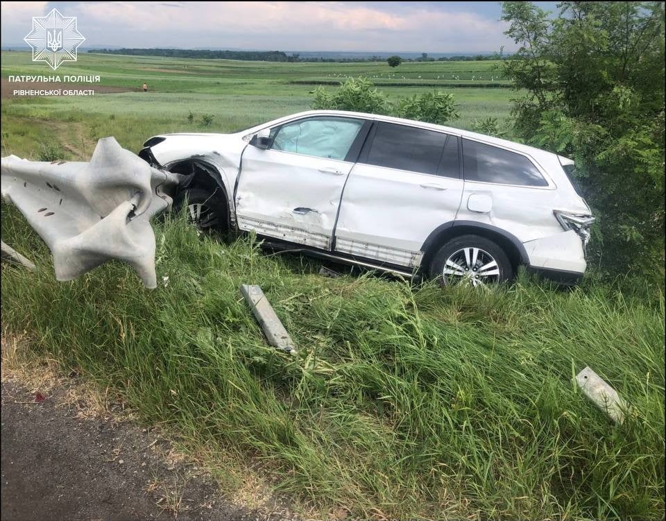 Pilot приземлився в кювет: ДТП біля Рівного 0000