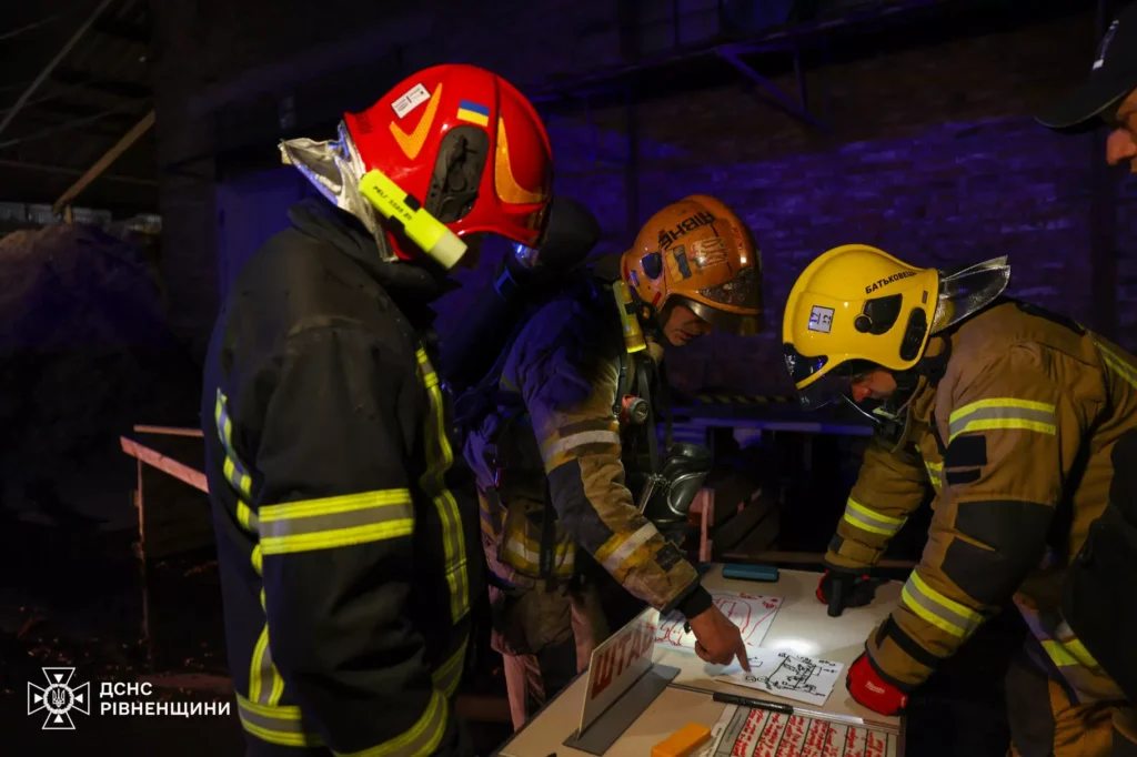 1 Майже півсотні рятувальників понад 6 годин гасили пожежу у промзоні Рівного (ФОТО, ВІДЕО)