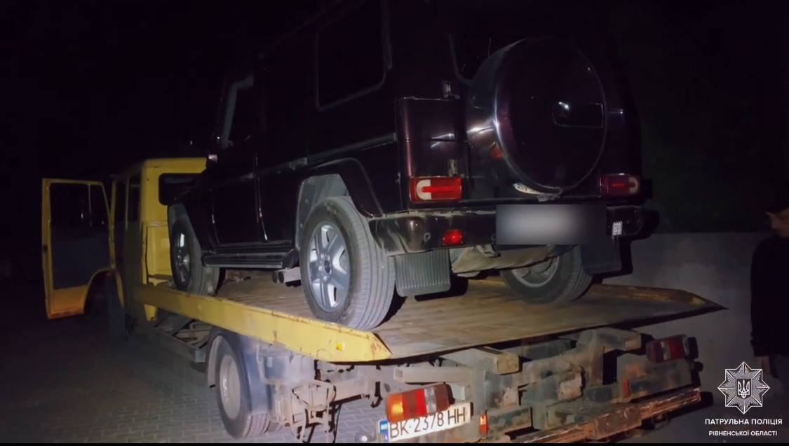 У Рівному Mercedes-Benz в’їхав у авто поліції (ВІДЕО) 0000