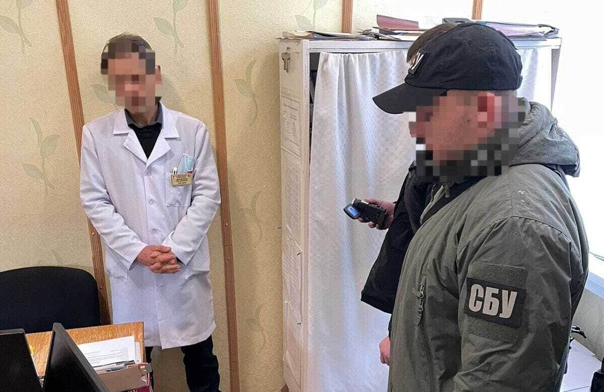 Посадовця однієї з лікарень Рівненщини викрито на хабарі