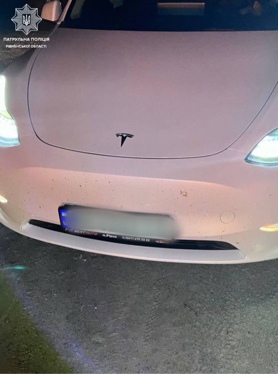 1 Нетверезого водія Tesla зупинили вночі у Рівному