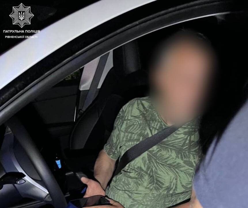 Нетверезого водія Tesla зупинили вночі у Рівному 0000