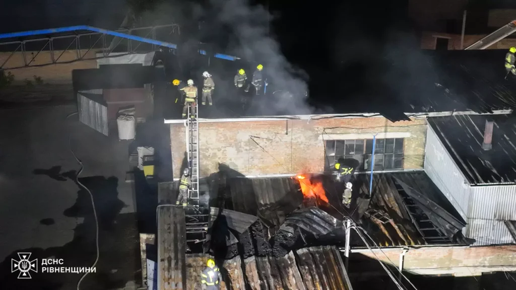 1 Майже півсотні рятувальників понад 6 годин гасили пожежу у промзоні Рівного (ФОТО, ВІДЕО)