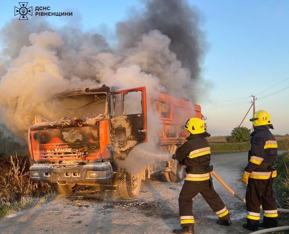 У Рівненському районі горів вантажний автомобіль