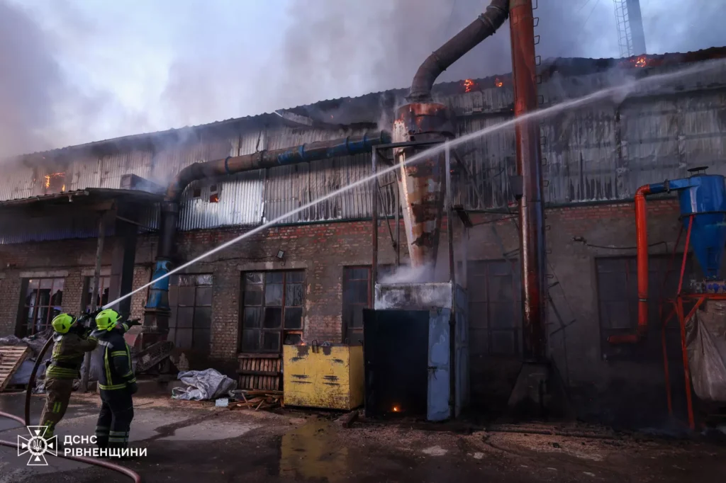 1 Майже півсотні рятувальників понад 6 годин гасили пожежу у промзоні Рівного (ФОТО, ВІДЕО)