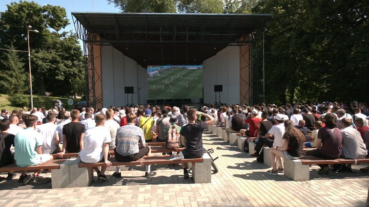 У центрі Рівного облаштували футбольну фан-зону 0000