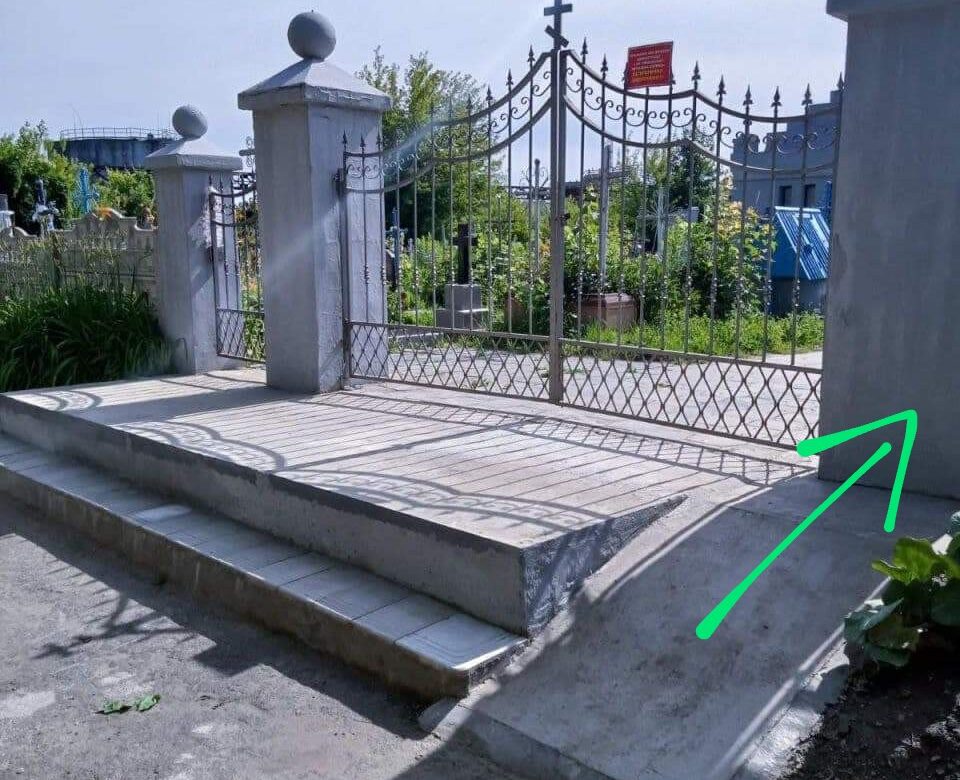 Рівненські комунальники витратили бюджетні кошти на пандус, який веде у стовп  (ФОТО)