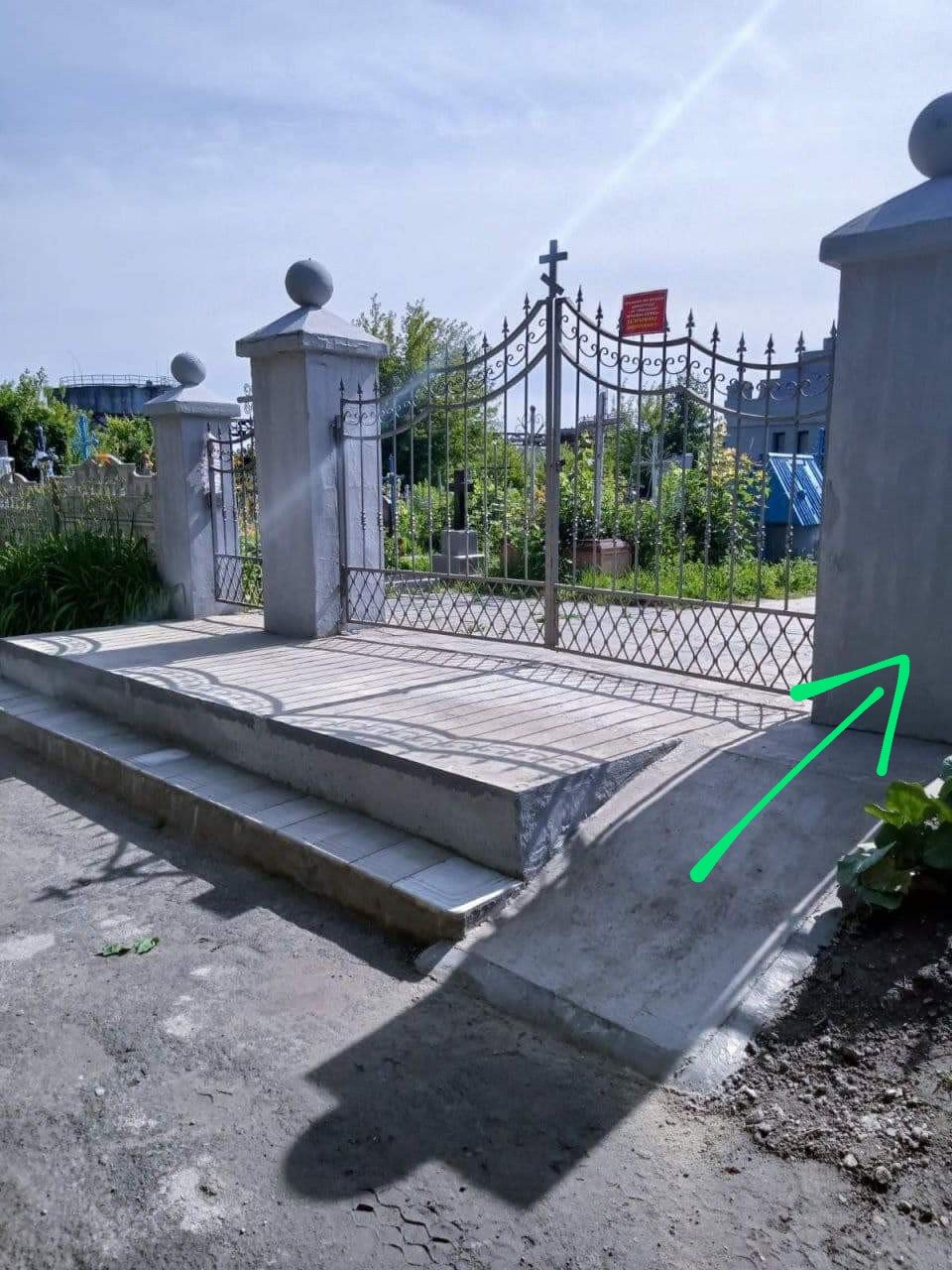 Рівненські комунальники витратили бюджетні кошти на пандус, який веде у стовп (ФОТО) 0000