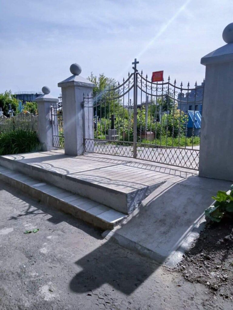 1 Рівненські комунальники витратили бюджетні кошти на пандус, який веде у стовп (ФОТО)