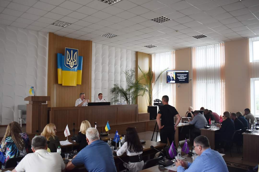 На Рівненщині депутатам міськради вручили повістки під час сесії