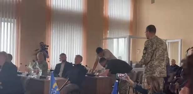 1 На Рівненщині депутатам міськради вручили повістки під час сесії