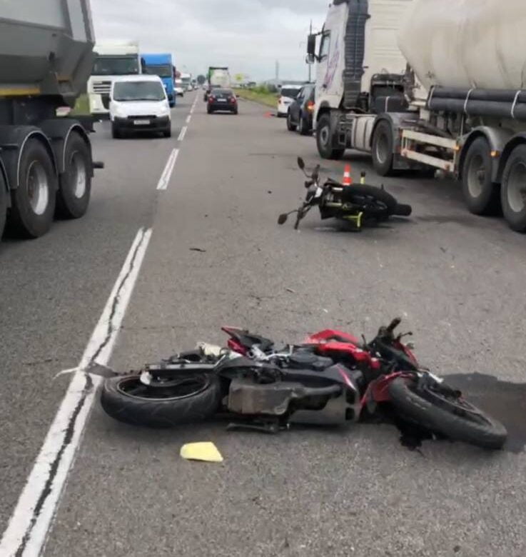 Біля Рівного перекрита частина міжнародної траси: там мотоциклісти врізалися в фуру (ФОТО, ВІДЕО)