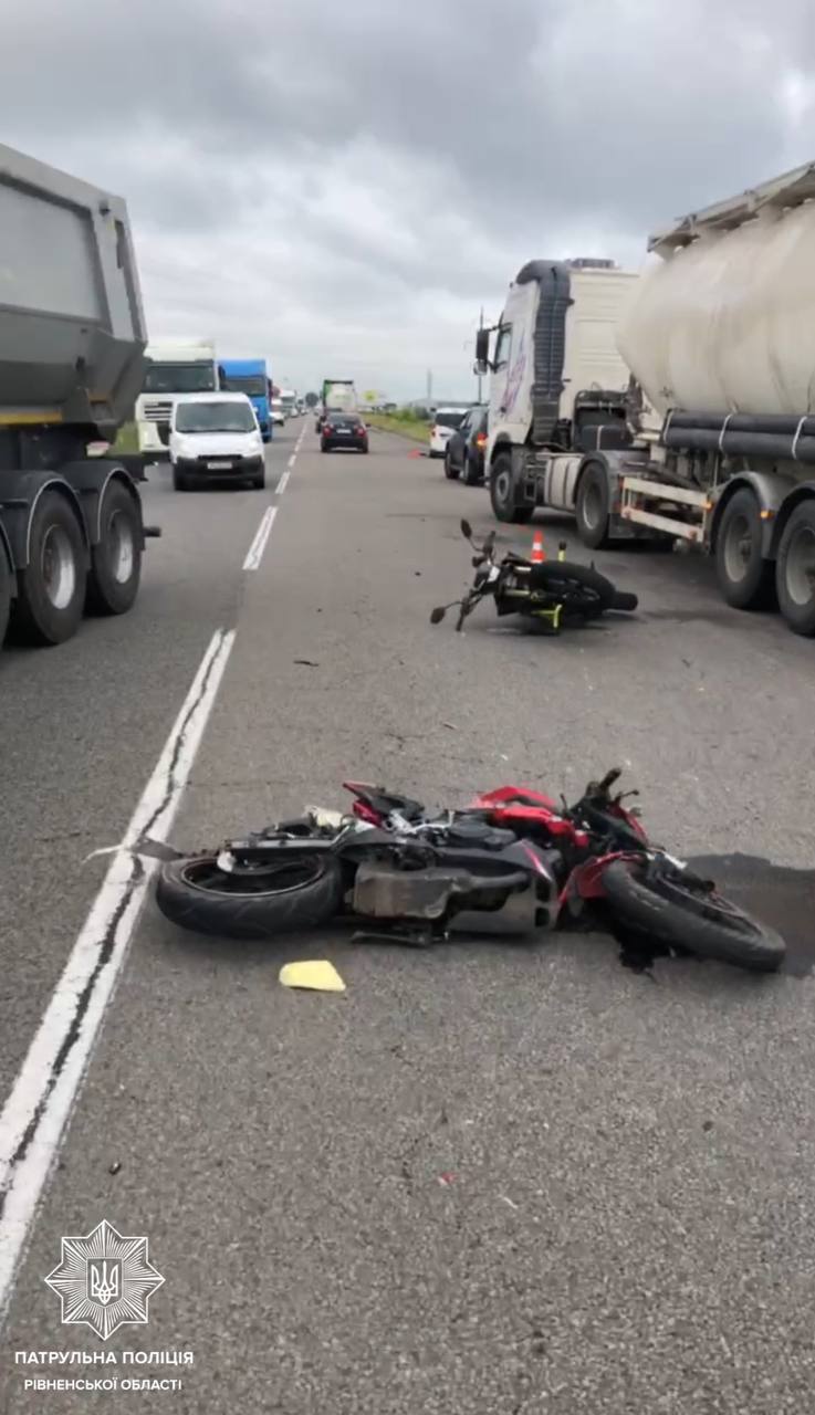 Біля Рівного перекрита частина міжнародної траси: там мотоциклісти врізалися в фуру (ФОТО, ВІДЕО) 0000