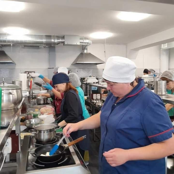 Шкільні кухарі Рівненщини вчаться готувати котлети по-міланськи і печеню по-китайськи (ФОТО) 0000