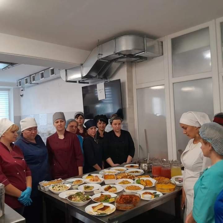 1 Шкільні кухарі Рівненщини вчаться готувати котлети по-міланськи і печеню по-китайськи (ФОТО)