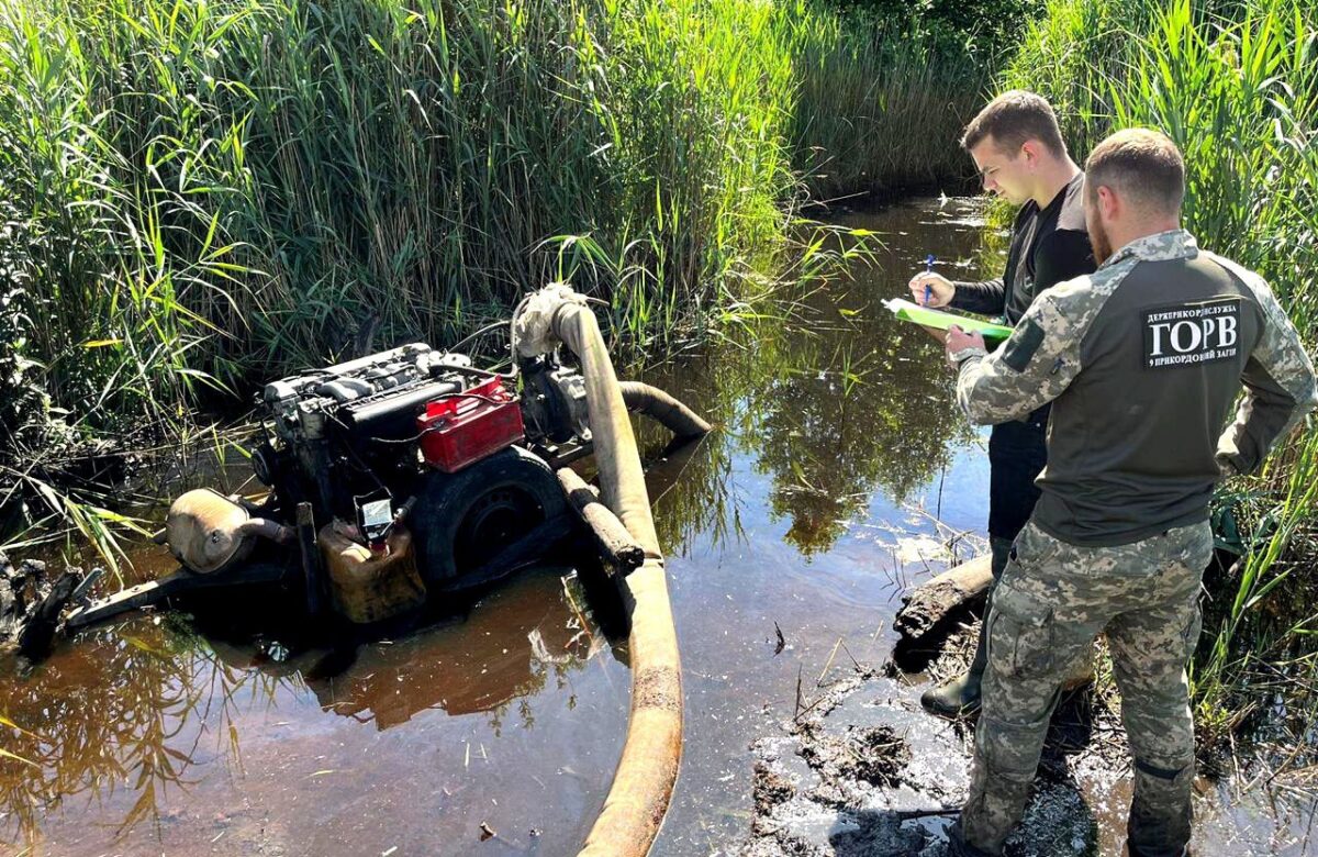 Жителів Рівненщини упіймали на незаконному видобутку бурштину (ФОТО)